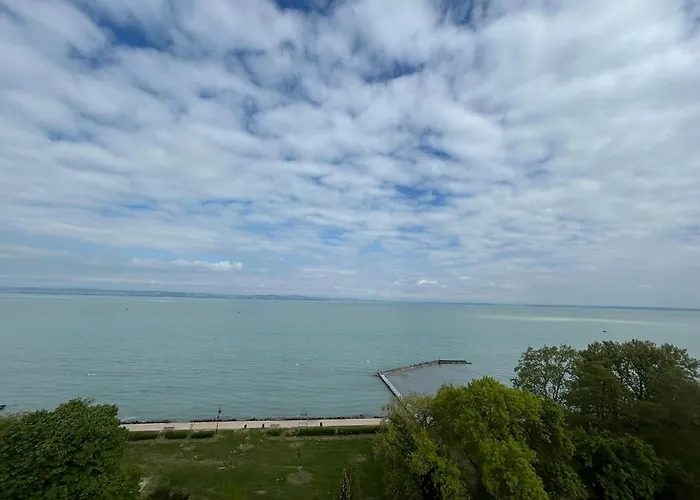 מלון Aranypart Szallo-koezoessegi Szallashely